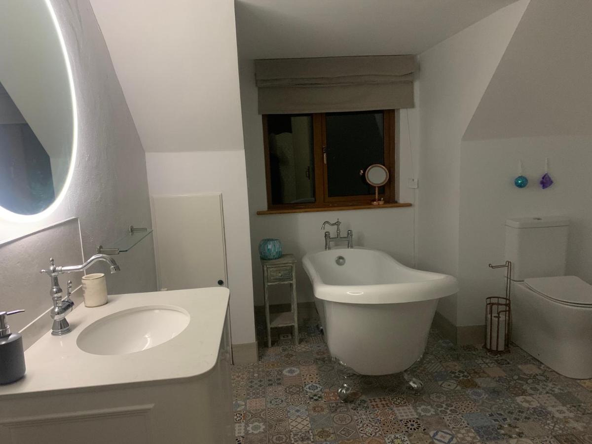 Homestay Bedroom With Private Bathroom And Stunning Views In Beautiful