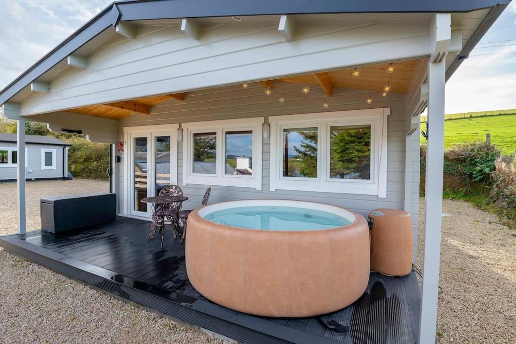Apartment Luxury Log With Private Hot Tub & Sea Views *