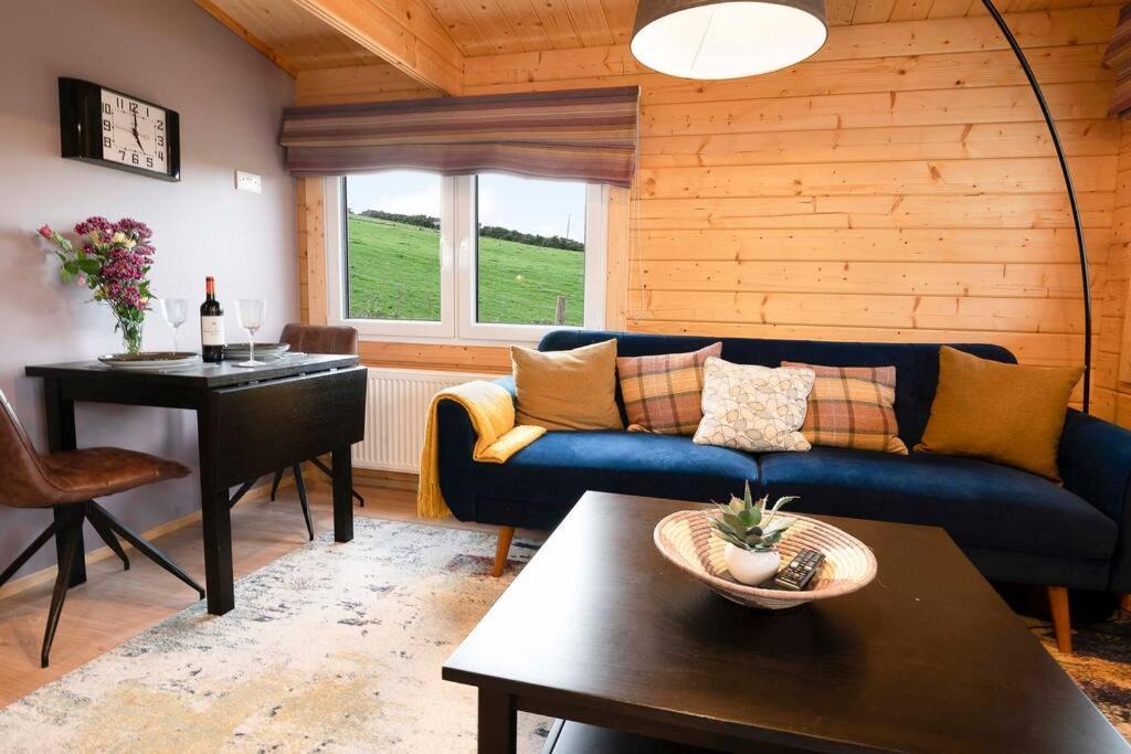 Luxury Log With Private Hot Tub & Sea Views Apartment