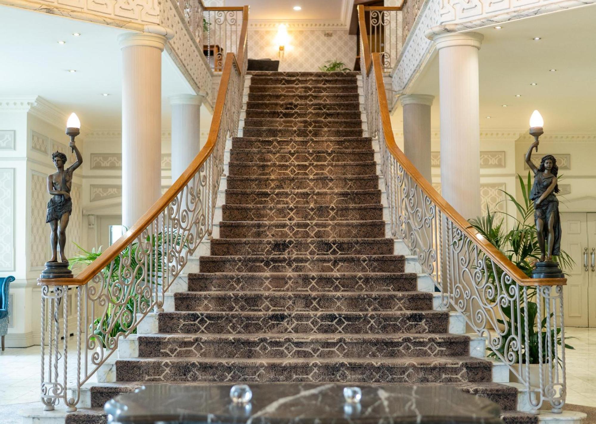 Clanree & Leisure Centre Hotel 4*