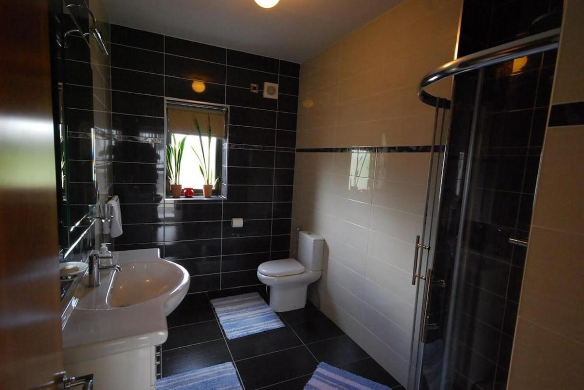 Serene Luxurious Retreat With Sea Views, Entire *