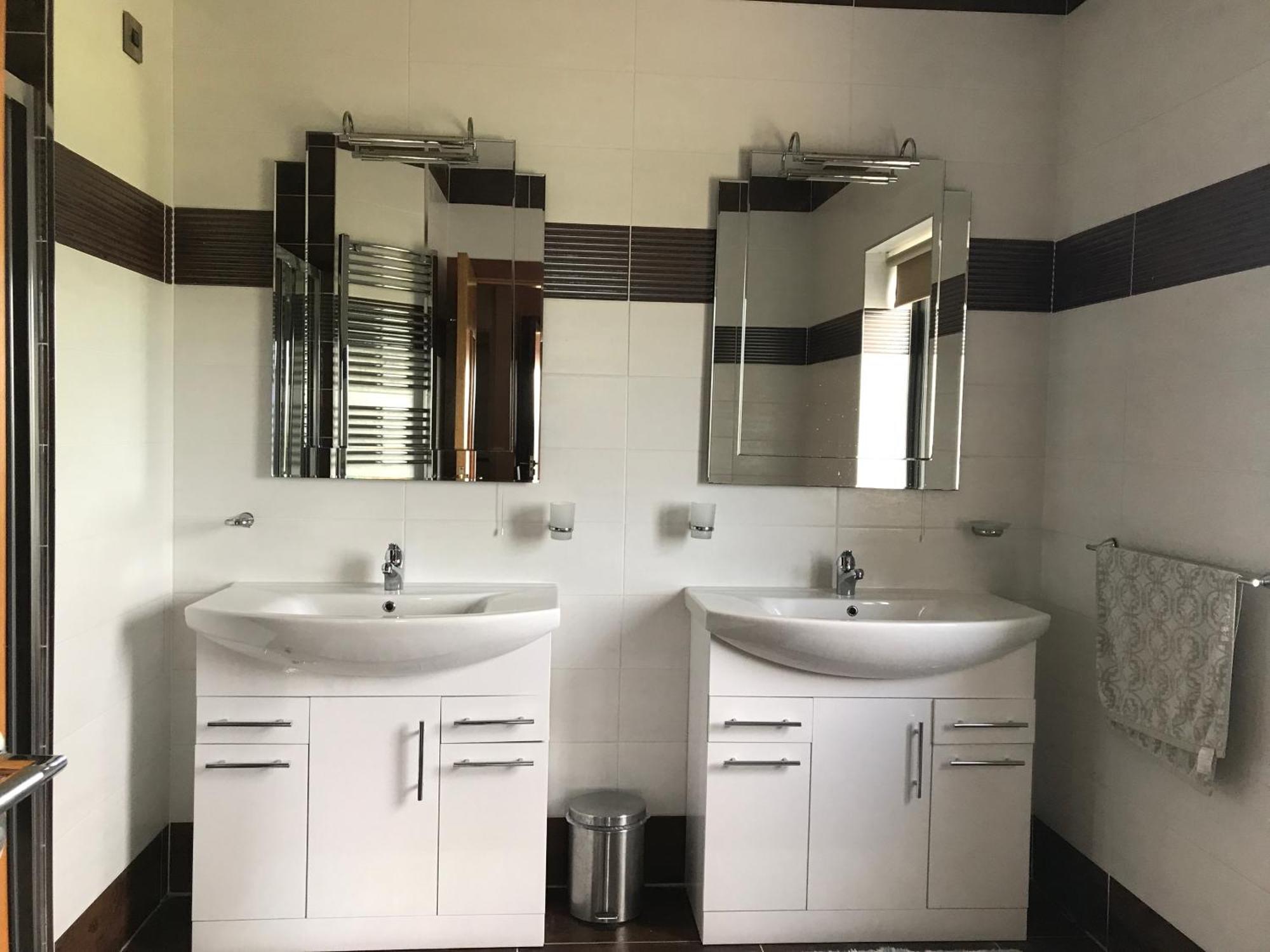Holiday home Serene Luxurious Retreat With Sea Views, Entire *