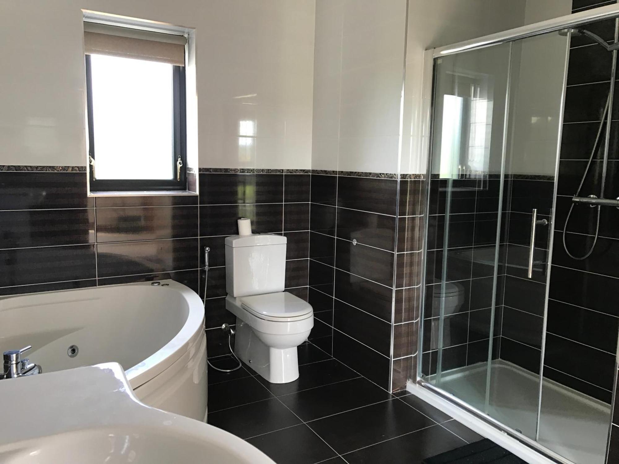 Serene Luxurious Retreat With Sea Views, Entire Holiday home Letterkenny