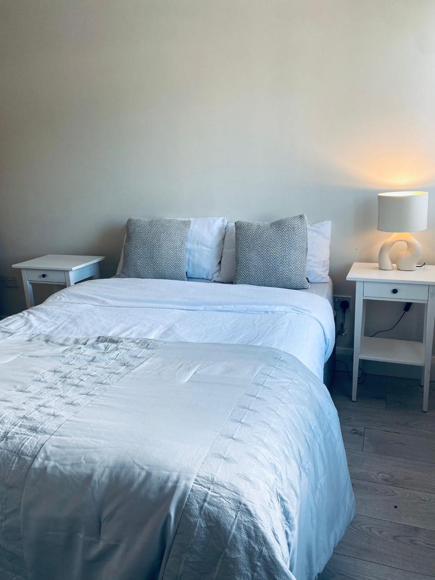 Starlight Apartments, 6